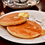 古城 - 【ホットケーキセット@税込900円】ホットケーキ：バター＆メープルシロップを垂らして。