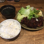 焼肉食堂 今池ビップ - サラダのドレッシングと焼肉のタレが私好みだが、客も店員も男性ばかりで雰囲気は好みからハズレたな。…。しかたないので店の雰囲気から減点しておこう。