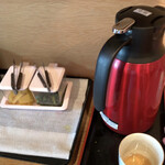 再来 - セルフサービスのお茶と漬物はカウンター席の後ろにあります。