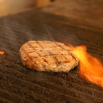 ベイサイドデリ - オーストラリア産の牛肉に和牛をあわせたオリジナルパテ。グリルで焼くので脂を落として旨味を残します！