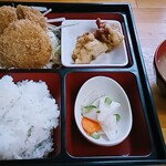 キッチンきねんび - この日の日替り（まる豚肉天、メンチかつ、コロッケ。700円）