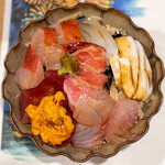 うを徳 - 2021.8 メガ海鮮丼（〆鯖と枝豆を忍ばせ、ガリ、白イカ、スミイカの酢イカ、大トロ、赤身、アラ、金目鯛）