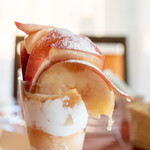 Kafe Beravisuta - 2021.8 季節のフルーツパフェ 桃パフェ（1,800円）