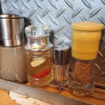 啜磨専科 - テーブルに置かれた調味料