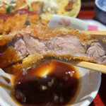 松の家 - ずっこけわらじ豚カツ定食の豚カツ断面