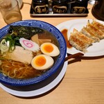 新横浜家系ラーメン 風神家 - 味玉ラーメン
            肉汁餃子