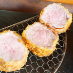 Tonkatsu Shirius - 桜色に仕上がる三元豚に比べると、肉の色合いが白に近い