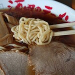 Mikadukiken - 麺はやや太め。お店によって違うのが、月系の中でも麺に違いを感じる。