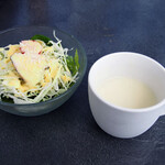 門戸サジキ - ランチのスープとサラダ
