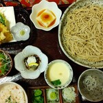 Sobatokoro Hiyori - 左下は梅の混ぜご飯。右に見えるは蕎麦のかりんとう。