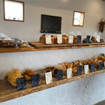 天然こうぼぱん とことこ - 黒い札が、月替りのパン、白い札は、定番のパン‼︎