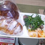 ベーカリー燈 - くるみパンとぶどうのカンパーニュで朝パン