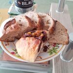 ベーカリー燈 - 翌日の朝パン　手前がショコラオレンジ