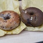 ベーカリー燈 - 翌日のお昼　クランベリー＆ピーカンナッツのベーグル、ほうじ茶とマカダミアナッツホワイトチョコのベーグル