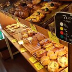 ベーカリー燈 - 窓際の商品棚