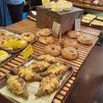 ベーカリー燈 - 中央のテーブル