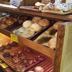 ベーカリー燈 - イートイン席側の商品棚