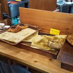 ベーカリー燈 - キッチン側の商品棚