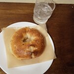 ベーカリー燈 - りんごとウォールナッツのベーグル