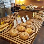 ベーカリー燈 - お店入ってすぐに見える光景