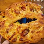 ベーカリー燈 - 枝豆とドライトマトのフーガス