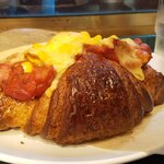 ベーカリー燈 - サルサウインナーサンド　横から