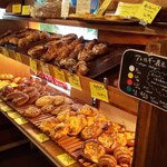 ベーカリー燈 - 窓際の商品棚