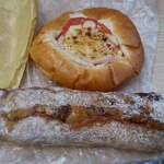 ベーカリー燈 - ツナトマト、無花果とオレンジと胡桃のバトン