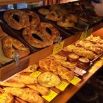 ベーカリー燈 - ピザやフーガスなどが盛りだくさん