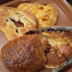 ベーカリー燈 - 購入品。(写真左上)オリーブのフーガス(写真右上)ロティ(写真左下)パンノショコラ(写真右下)チーズウインナー