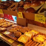 ベーカリー燈 - 今回もボリューム満点な惣菜パンがたくさん