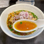 石山商店 - 鶏のスープに魚介出汁のサッパリ系のスープ