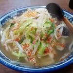 英福 - ニンニクフレーク、唐辛子、黒胡椒をパラり