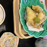 玉貴 - 天ぷら盛り合わせ　太刀魚、鱧、アケビ、舞茸、銀杏。塩でいただきます。