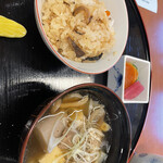 玉貴 - 鳶茸の炊き込みご飯とキノコ汁　キノコ汁は醤油仕立てに胡椒。斬新な組み合わせでおいしかったです。お漬物もパリパリして驚きでした。ヤーコンかな？
