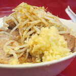 ラーメン二郎 - ラーメン半分＋ニンニク多め＋青ネギ