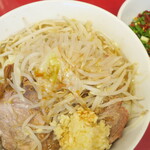 ラーメン二郎 - ラーメン半分＋ニンニク多め＋青ネギ