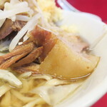 ラーメン二郎 - 豚の厚み