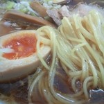 自家製極細ストレート麺と味玉は完璧仕上げ