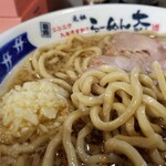 らーめん大 - 麺・ニンニク、表情。