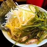 家系ラーメン ジェット家 - ネギラーメン900円+クキワカメ100円