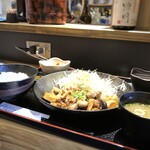 旬菜旬味 燈明 - ◆日替わり定食（850円）・・この日は「茄子と豚肉の味噌炒め(850円）」。 オーダー後メニューを見て気づきましたけれど、ご飯を「小」に変更可能だったのですね。(^0^;)