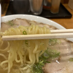 をっちゃんラーメン - 麺リフト〜
