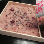 Nihombashi Bemmatsu Souhonten - 赤飯にゴマ塩を振る