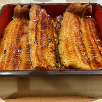 割烹蒲焼 横浜八十八 吉田町店 - はみ出す勢の鰻達