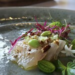 MAISON LAFITE - ＊高級魚メイチダイとネクタリンを交互に盛られているのですが、この組合わせの発想が素晴らしい。 サッパリしたソースと共に頂くとこれも秀逸。 写真右下に見えるのが「マイクロ胡瓜」、口にするとほんのり酸味を感じ食感も愉しめますね。