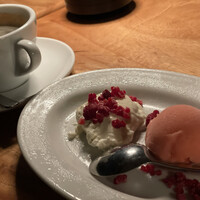 カルネジーオ イースト - 