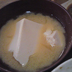 與八郎 - 味噌汁に豆腐がゴロリって。