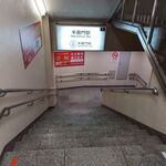 栄翔 - 地上からこの階段を下りていくとお店があります