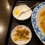 栄翔 - 付属のザーサイと杏仁豆腐